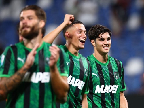 Soccer Football - Serie A - U.S. Sassuolo v Juventus - Mapei Stadium - Citta del Tricolore, Reggio Emilia, Italy - September 13, 2026 U.S. Sassuolo's Jay Idzes and Vasilije Adzic celebrate after the match REUTERS/Guglielmo Mangiapane