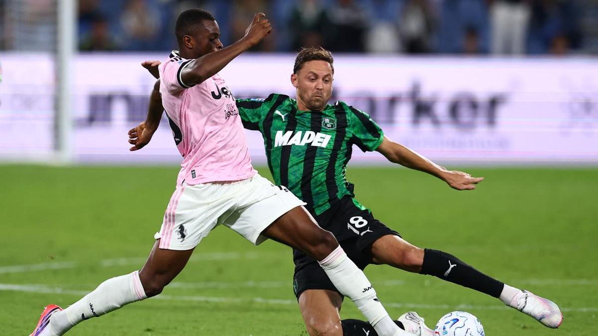 Soccer Football - Serie A - U.S. Sassuolo v Juventus - Mapei Stadium - Citta del Tricolore, Reggio Emilia, Italy - September 13, 2026 U.S. Sassuolo's Nemanja Matic in action with Juventus' Pierre Kalulu REUTERS/Guglielmo Mangiapane