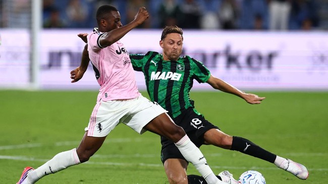 Soccer Football - Serie A - U.S. Sassuolo v Juventus - Mapei Stadium - Citta del Tricolore, Reggio Emilia, Italy - September 13, 2026 U.S. Sassuolo's Nemanja Matic in action with Juventus' Pierre Kalulu REUTERS/Guglielmo Mangiapane