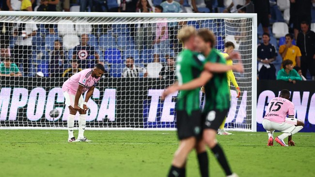 Soccer Football - Serie A - U.S. Sassuolo v Juventus - Mapei Stadium - Citta del Tricolore, Reggio Emilia, Italy - September 13, 2026 Juventus' Gleison Bremer looks dejected after U.S. Sassuolo's Vasilije Adzic scores their third goal REUTERS/Gugliel