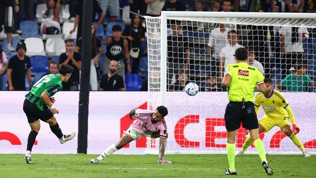 Soccer Football - Serie A - U.S. Sassuolo v Juventus - Mapei Stadium - Citta del Tricolore, Reggio Emilia, Italy - September 13, 2026 U.S. Sassuolo's Vasilije Adzic scores their third goal past Juventus' Guglielmo Vicario REUTERS/Guglielmo Mangiapane