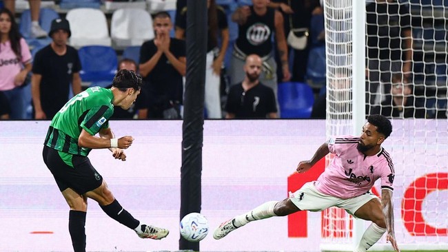 Soccer Football - Serie A - U.S. Sassuolo v Juventus - Mapei Stadium - Citta del Tricolore, Reggio Emilia, Italy - September 13, 2026 U.S. Sassuolo's Vasilije Adzic scores their third goal REUTERS/Guglielmo Mangiapane