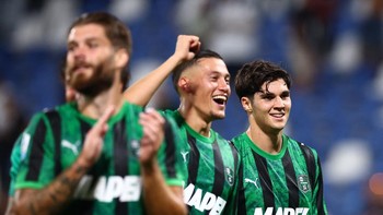 Soccer Football - Serie A - U.S. Sassuolo v Juventus - Mapei Stadium - Citta del Tricolore, Reggio Emilia, Italy - September 13, 2026 U.S. Sassuolo's Jay Idzes and Vasilije Adzic celebrate after the match REUTERS/Guglielmo Mangiapane