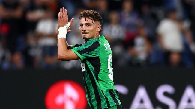 Soccer Football - Serie A - U.S. Sassuolo v Juventus - Mapei Stadium - Citta del Tricolore, Reggio Emilia, Italy - September 13, 2026 U.S. Sassuolo's Sebastiano Esposito celebrates scoring their first goal REUTERS/Guglielmo Mangiapane