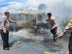 Minibus Angkut 10 Turis Terbakar di Baturiti Tabanan