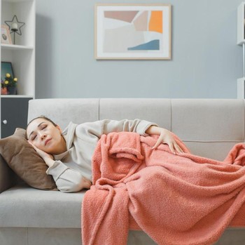 5 Ciri Kepribadian Orang yang Suka Tidur di Kamar Dingin dengan Selimut Tebal 