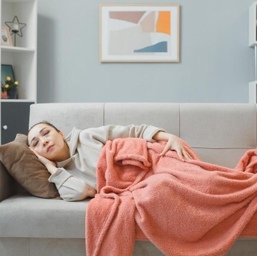 5 Ciri Kepribadian Orang yang Suka Tidur di Kamar Dingin dengan Selimut Tebal