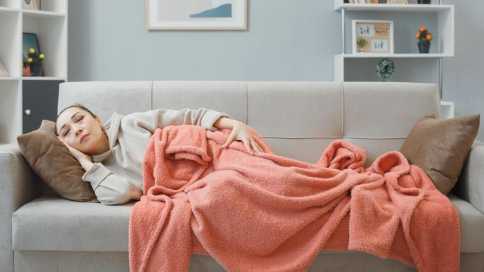 5 Ciri Kepribadian Orang yang Suka Tidur di Kamar Dingin dengan Selimut Tebal 