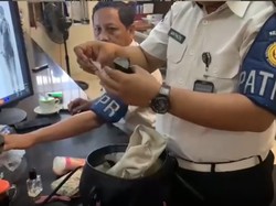 Video: Wanita Ini Ditangkap saat Selundupkan Sabu Pakai Tas Modifikasi di Rutan Surabaya