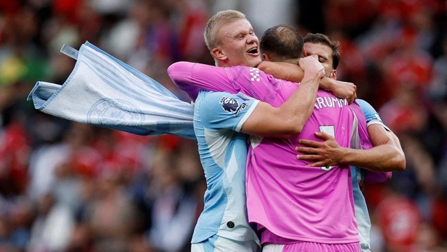 Soccer Football - Premier League - Manchester United v Manchester City - Old Trafford, Manchester, Britain - September 13, 2026 Manchester City's Erling Haaland celebrates with Gianluigi Donnarumma after the match Action Images via Reuters/Jason Cair