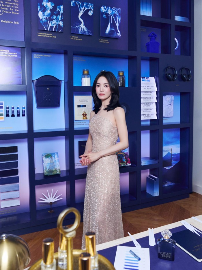 Dalam penampilan kali ini, Song Hye Kyo terlihat mengenakan strapless beige dress dengan detail kristal yang lembut./ Foto: instagram.com/guerlain