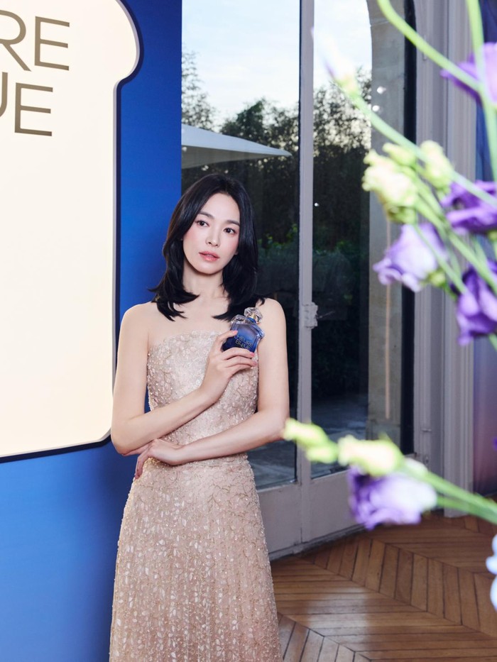 Sebagai salah satu ambassador, ia turut menghadiri acara tersebut untuk merayakan peluncuran produk Guerlain yakni L&rsquo;Heure Bleue./ Foto: instagram.com/guerlain