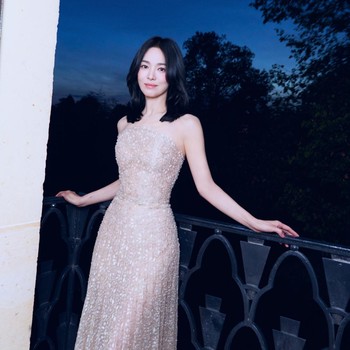 5 Potret Anggun Song Hye Kyo Saat Menghadiri Acara Guerlain