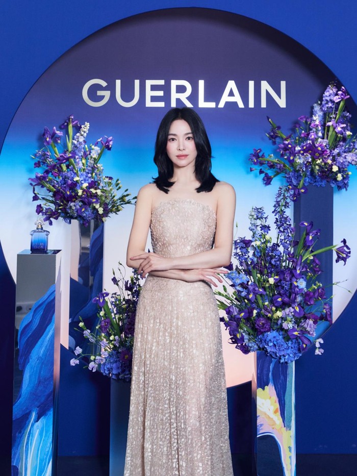 Aktris Korea Song Hye Kyo memancarkan keanggunannya saat menghadiri acara yang diselenggarakan Guerlain beberapa waktu lalu./ Foto: instagram.com/guerlain