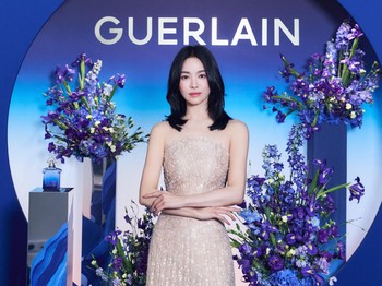 Aktris Korea Song Hye Kyo memancarkan keanggunannya saat menghadiri acara yang diselenggarakan Guerlain beberapa waktu lalu./ Foto: instagram.com/guerlain