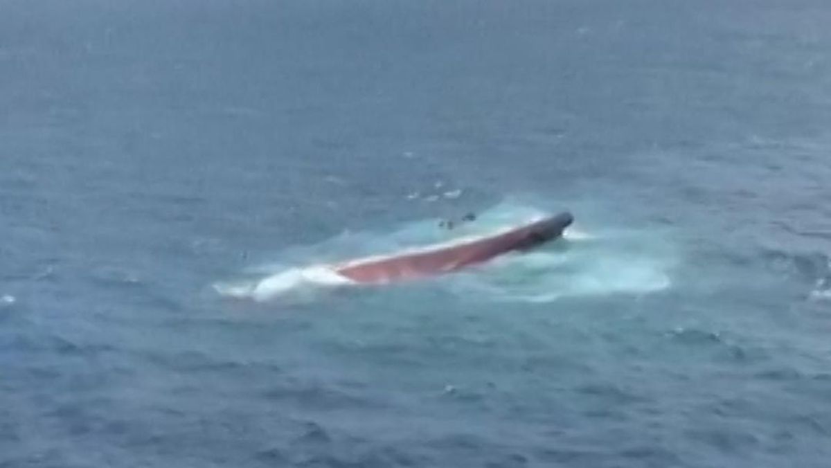 Penampakan Kapal Virgo Terbalik di Laut Jawa