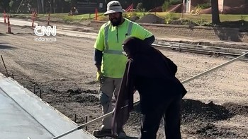 Momen Viral Wali Kota Berhijab di AS Ikut Cor Beton Jalanan