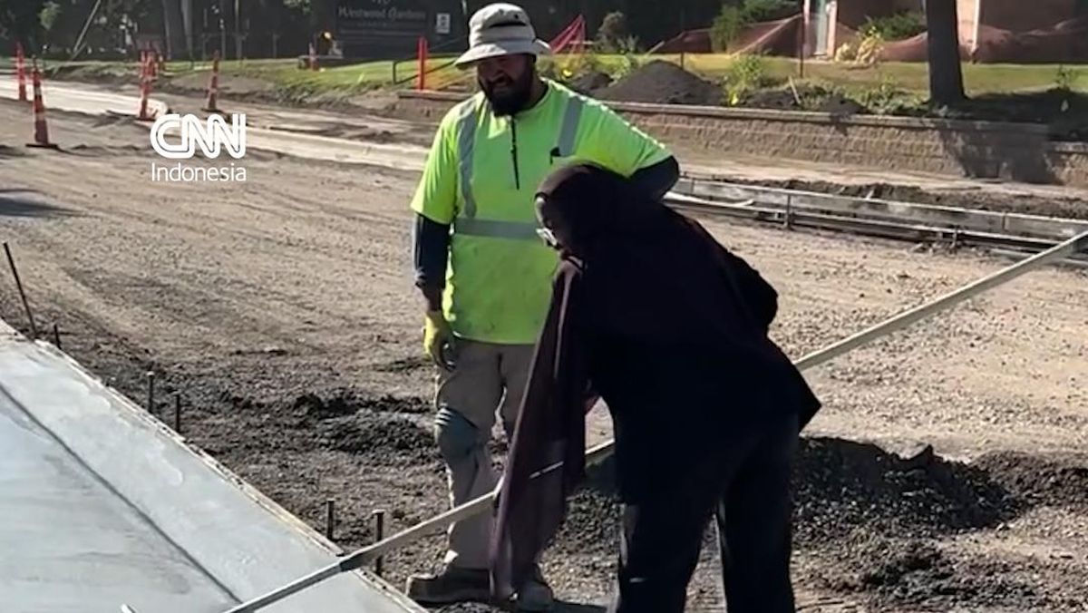 Momen Viral Wali Kota Berhijab di AS Ikut Cor Beton Jalanan