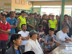 Warga Geruduk Balai Desa Bulak Kendal Tuntut Transparansi Anggaran