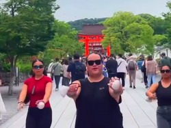 Bikin Geram Warga, WN Selandia Baru Menari di Depan Kuil Suci Jepang