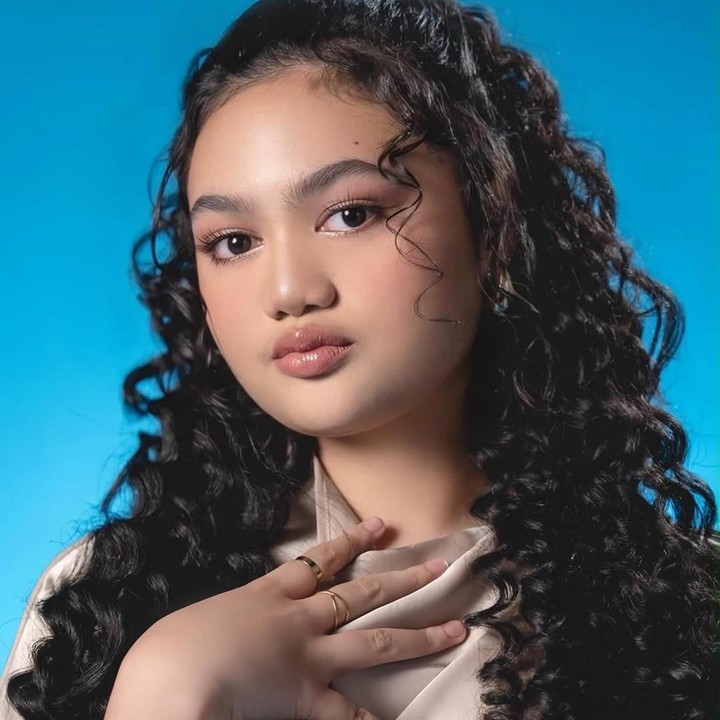<p>Belum lama ini, Amora terpilih untuk menyanyikan soundtrack film <em>Moana</em> versi bahasa Indonesia yang berjudul <em>'Sepanjang Jalan'</em>. Di lagu ini, Amora berduet dengan penyanyi Lyodra dan Silet Open Up. Meski tengah sibuk membangun karier di dunia tarik suara, Amora tetap fokus pada pendidikannya. Saat ini, Amora diketahui tengah menempuh pendidikan di Australian Independent School (AIS) Indonesia. (Foto: Instagram @krisdayantilemos/ @amora_lemos05)</p>