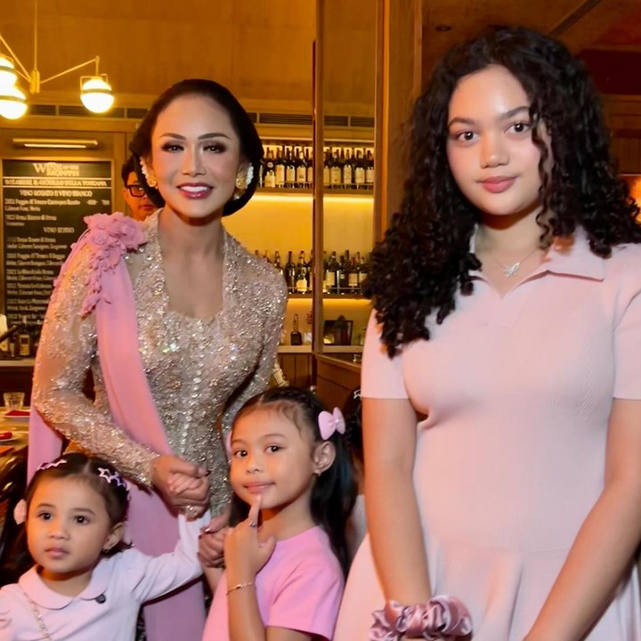<p>Anak penyanyi Krisdayanti, Amora Lemos, baru saja merayakan ulang tahun ke-15 pada 5 September 2026. Di hari ulang tahunnya, Krisdayanti mengadakan perayaan spesial untuk putrinya. Di acara ini, keluarga dan teman Amora hadir untuk merayakan ulang tahun bersama. (Foto: Instagram @krisdayantilemos/ @amora_lemos05)</p>