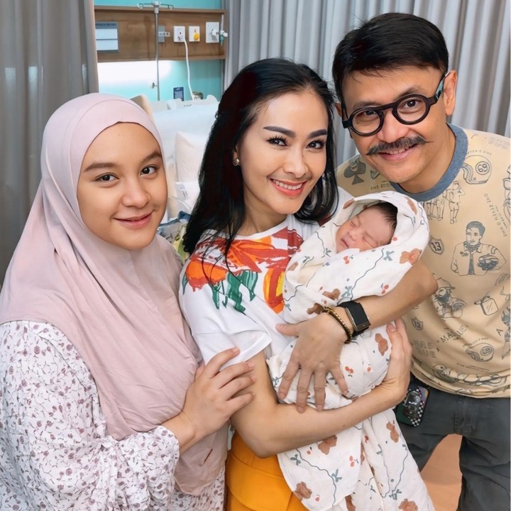 <p>Potret anak Rizki dan Hersa ini dibagikan Iis Dahlia di Instagram. Pelantun lagu <em>Tamu Tak Diundang</em> ini mem-<em>posting</em> foto saat menggendong baby Rafisqi. Iis Dahlia tak sendiri, ia menjenguk baby Rafisqi bersama suaminya Satrio Dewandono. (Foto: Instagram @isdadahlia)</p>