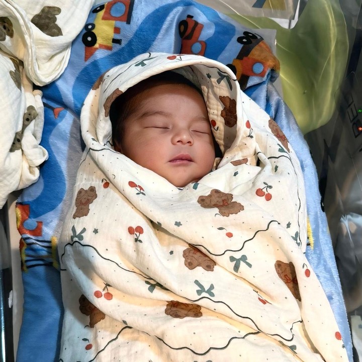<p>Penyanyi dangdut Rizki DA dan istrinya, Hersa Rahayu baru saja dikaruniai seorang anak laki-laki, Bunda. Anak pasangan ini lahir pada Jumat, 11 September 2026, di RS Premier Bintaro. Rizki dan istri memberi nama anak mereka Rafisqi Syaki Hisyam. (Foto: Instagram @isdadahlia)</p>