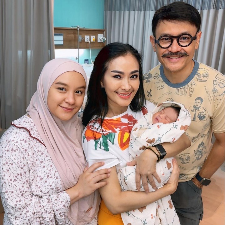 <p>Iis Dahlia memang diketahui sangat dekat dengan keluarga Rizki. Anak pertama Rizki, Baihaqqi Syaki Ramadhan, juga menganggap Iis dan suami sebagai nenek dan kakeknya. Dalam beberapa kesempatan, Iis sering membagikan potret kebersamaannya dengan Syaki. Kehadiran Rafisqi tampaknya menambah kebahagiaan Iis yang menganggapnya sebagai cucu. (Foto: Instagram @isdadahlia)</p>