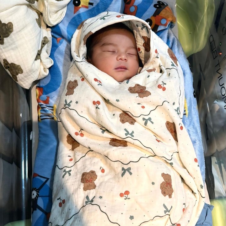 <p>Iis mengungkap bahwa Rizki tidak sempat mendampingi persalinan sang istri karena ada urusan pekerjaan. Meski begitu, Iis sedang karena persalinan Hersa berjalan lancar. Iis bahkan menganggap anak Hersa dan Rizki sebagai cucu barunya, Bunda. "<em>Alhamdulillah</em>&hellip;nambah cucu lagi. Walau gk didampingi Abinya @da2_rizki123 karena lagi bekerja <em>Alhamdulillah</em> lancar semuanya. Bundanya @hersa_echaa cpt sehat yaa," tulis Iis. (Foto: Instagram @isdadahlia)</p>