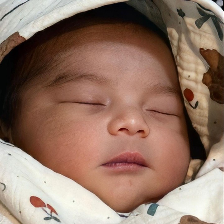 <p>Melalui unggahan ini, Iis juga menuliskan doa dan harapannya untuk baby Rafisqi. Ia berharap putra Rizki dan Hersa ini bisa tumbuh menjadi anak yang saleh. "Dede Rafisqi Syaki Hisyam juga tumbuh kembangnya lancar ya syg jd anak soleh ya nakk," ungkap Iis. (Foto: Instagram @isdadahlia)</p>