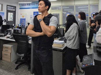 Bagi Lee Sang Yi drama 'A Bona Fide Killer' merupakan drama yang sangat menantang untuk diperankan karena kisah pengejaran tanpa henti yang memacu adrenalin sekaligus penasaran terhadap akhir pencarian Kingfisher./ Foto: instagram.com/leesangyi_