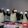 Komisi Pemberantasan Korupsi (KPK) memperlihatkan barang bukti uang sitaan senilai sekitar Rp106,3 miliar yang diamankan dalam operasi tangkap tangan (OTT) terkait perkara dugaan suap pengurusan Hak Guna Bangunan (HGB) di Kantor Badan Pertanahan Nasi