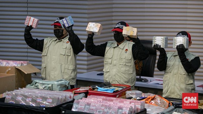 Komisi Pemberantasan Korupsi (KPK) memperlihatkan barang bukti uang sitaan senilai sekitar Rp106,3 miliar yang diamankan dalam operasi tangkap tangan (OTT) terkait perkara dugaan suap pengurusan Hak Guna Bangunan (HGB) di Kantor Badan Pertanahan Nasi