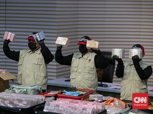 Komisi Pemberantasan Korupsi (KPK) memperlihatkan barang bukti uang sitaan senilai sekitar Rp106,3 miliar yang diamankan dalam operasi tangkap tangan (OTT) terkait perkara dugaan suap pengurusan Hak Guna Bangunan (HGB) di Kantor Badan Pertanahan Nasi