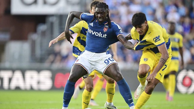 Soccer Football - Serie A - Como v Parma - Stadio Giuseppe Sinigaglia, Como, Italy - September 14, 2026Como's Moise Kean in action with Parma's Mariano Troilo REUTERS/Daniele Mascolo