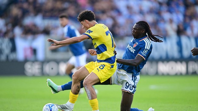 Soccer Football - Serie A - Como v Parma - Stadio Giuseppe Sinigaglia, Como, Italy - September 14, 2026 Parma's Simone Lontani in action with Como's Moise Kean REUTERS/Daniele Mascolo