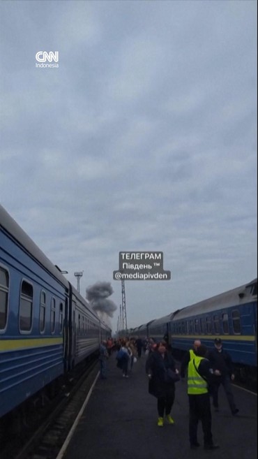 Detik-detik Drone Rusia Hantam Kereta Penumpang di Ukraina