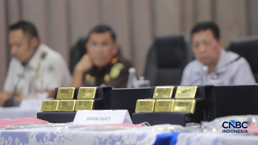 Direktur Jenderal Bea dan Cukai, Djaka Budhi Utama saat menghadiri konferensi pers Penindakan Ekspor ilegal emas oleh Direktorat Jendral Bea dan Cukai di Kantor Pusat Bea Cukai, Jakarta, Selasa (15/9/2026).