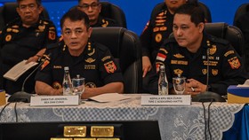 Direktur Jenderal Bea dan Cukai Djaka Budhi Utama (depan kiri) didampingi Kepala Kantor Bea Cukai Soekarno-Hatta Hengky Tomuan Parlindungan Aritonang (kanan) menyampaikan keterangan saat konferensi pers penindakan penyelundupan emas di kantor pusat D