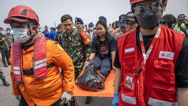 Evakuasi Puluhan Korban KMP Virgo Transport 8 Terus Berlangsung