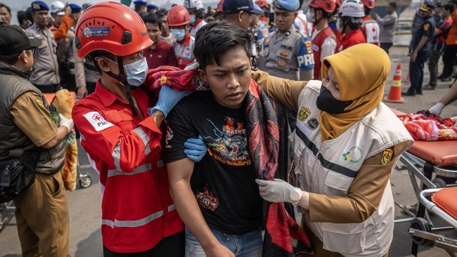 Evakuasi Puluhan Korban KMP Virgo Transport 8 Terus Berlangsung