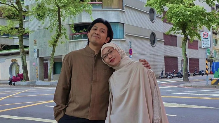 Penyanyi Feby Putri mengumumkan kabar bahagia kehamilan pertamanya ke publik&period; Pelantun lagu 'Runtuh' ini hamil anak pertama setelah setahun menikah&comma; Bunda&period;