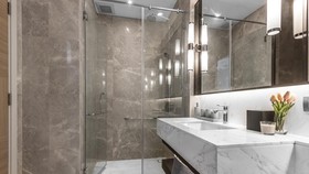 Pintu kaca pada kamar mandi hotel bukan sekadar pertimbangan desain. Hotel memiliki sejumlah alasan untuk memilih konsep tersebut.
