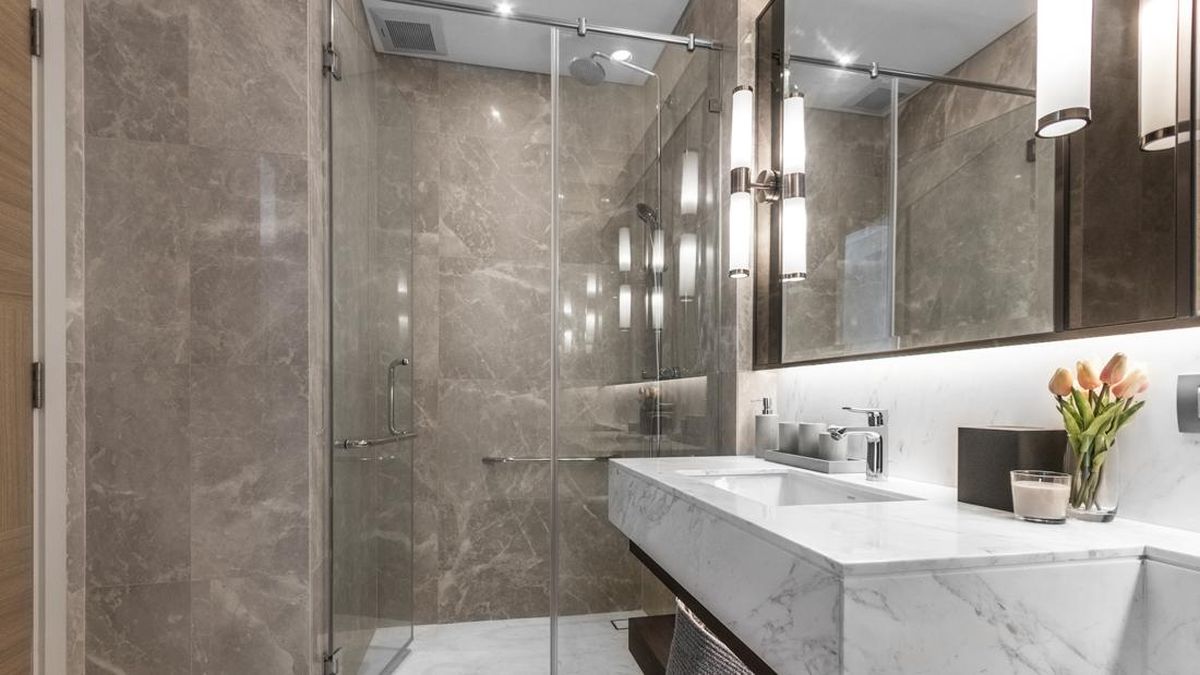 Kenapa Pintu Kamar Mandi Hotel Transparan? Ternyata Ada Maksudnya