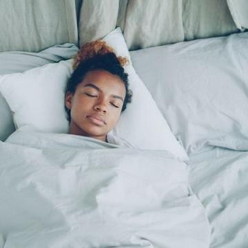 Benarkah Tidur Terlentang Bisa Mencegah Kerutan di Wajah?