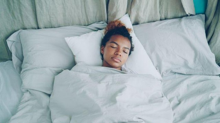 Benarkah Tidur Terlentang Bisa Mencegah Kerutan di Wajah?