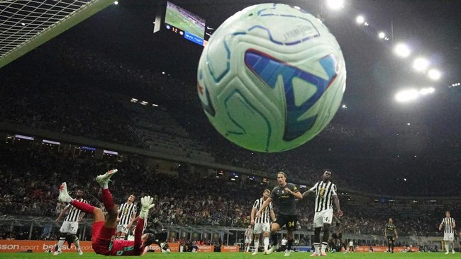 Soccer Football - Serie A - Inter Milan v Udinese - San Siro, Milan, Italy - September 14, 2026 Inter Milan's Nicolo Barella scores their second goal past Udinese's Maduka Okoye REUTERS/Claudia Greco