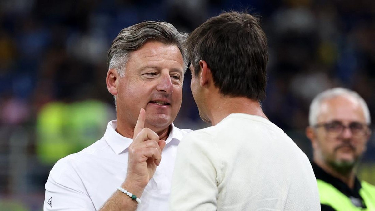 Soccer Football - Serie A - Inter Milan v Udinese - San Siro, Milan, Italy - September 14, 2026 Inter Milan coach Cristian Chivu with Udinese coach Kosta Runjaic before the match REUTERS/Claudia Greco