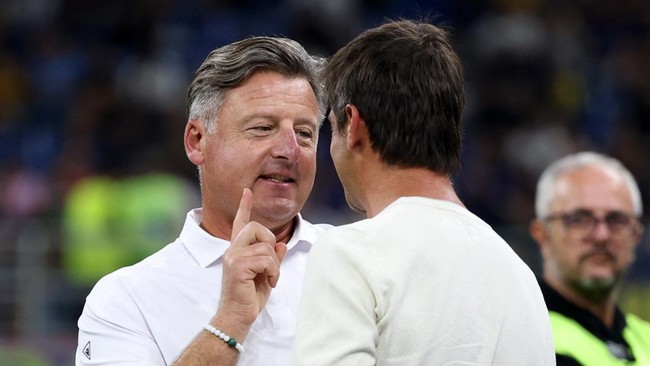 Soccer Football - Serie A - Inter Milan v Udinese - San Siro, Milan, Italy - September 14, 2026 Inter Milan coach Cristian Chivu with Udinese coach Kosta Runjaic before the match REUTERS/Claudia Greco